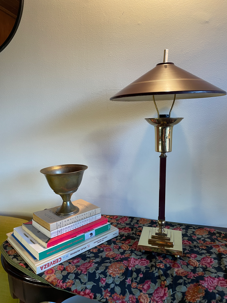Lámpara de mesa o escritorio metálica estilo Art Déco vinotinto