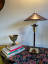 Lámpara de mesa o escritorio metálica estilo Art Déco vinotinto