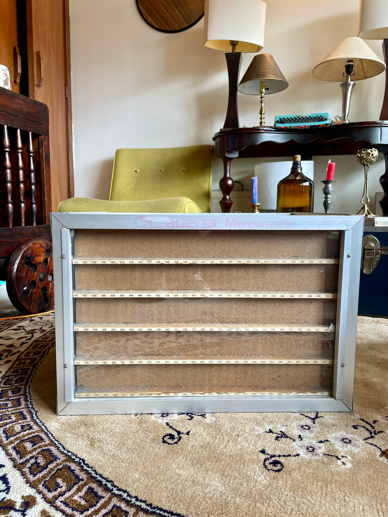 Cajonera o vitrina vintage con estructura metálica