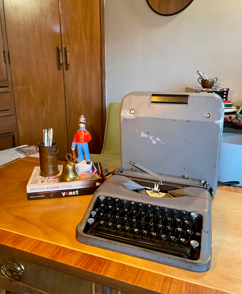 Máquina de escribir portátil vintage Hermes Baby color gris