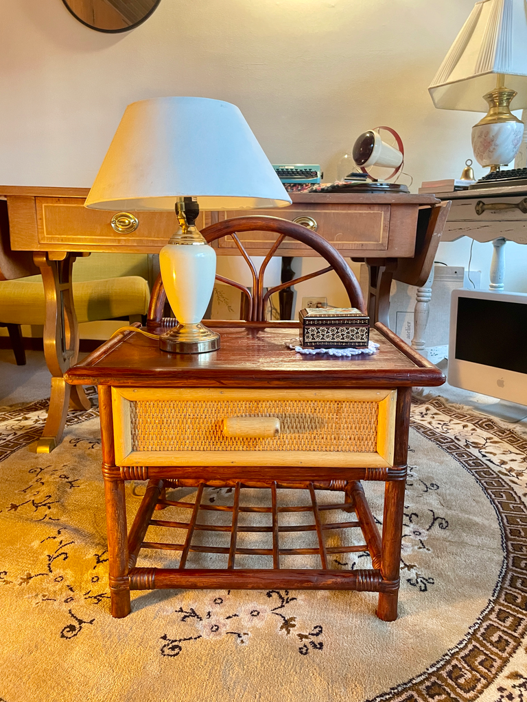 Mesa de noche o mesa auxiliar de estilo vintagE madera y ratán