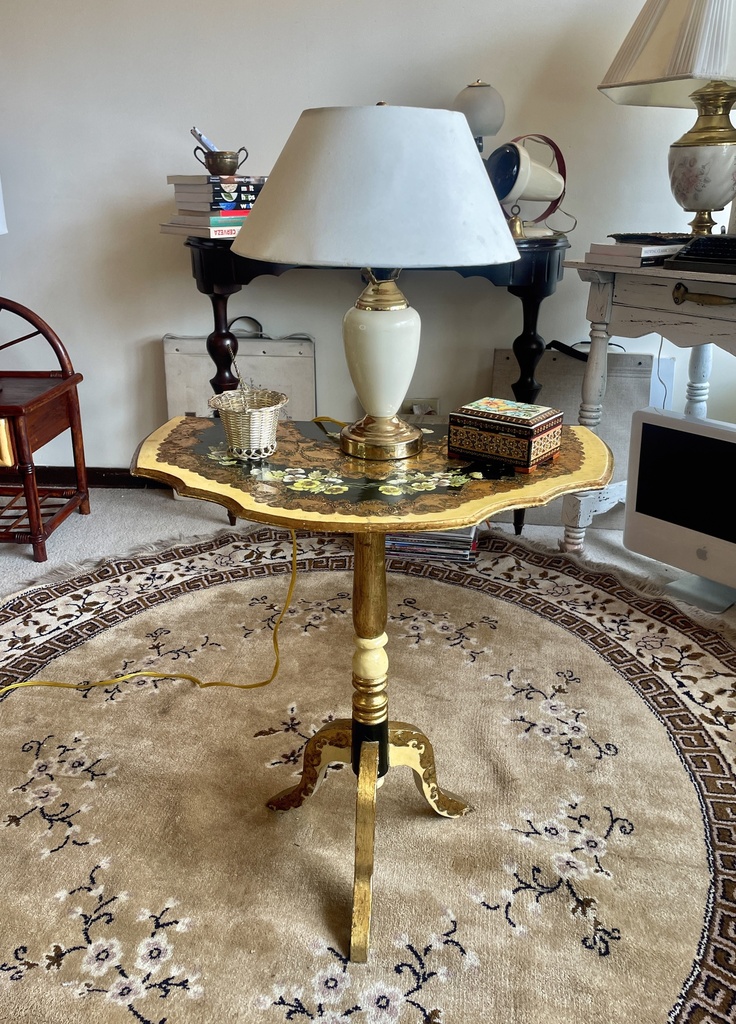 Mesa auxiliar media luna motivo floral