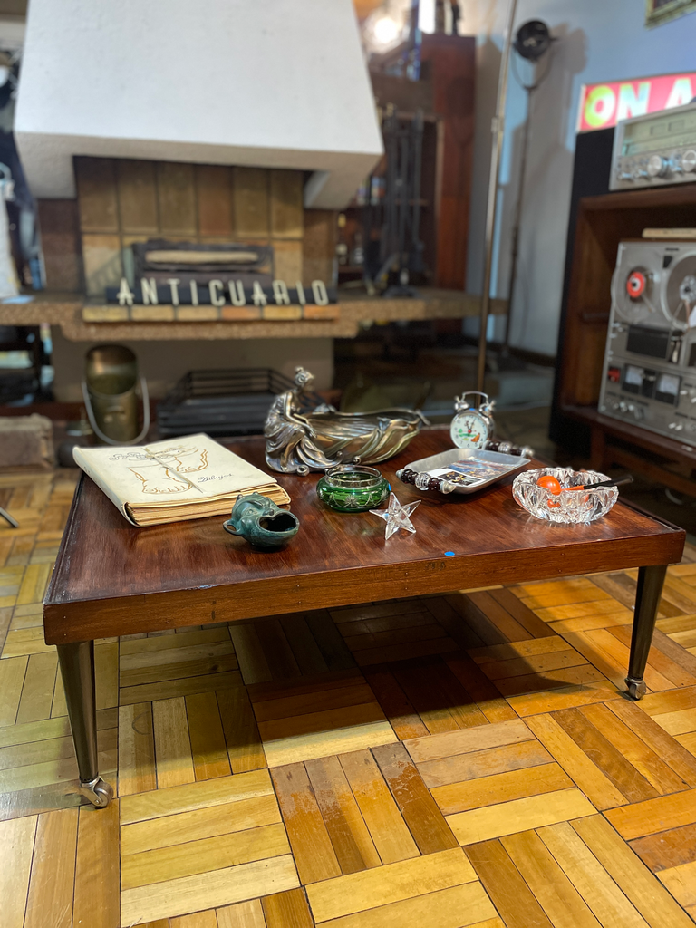 Mesa de centro con ruedas metálicas 