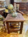 Mesa auxiliar en madera y cuero repujado