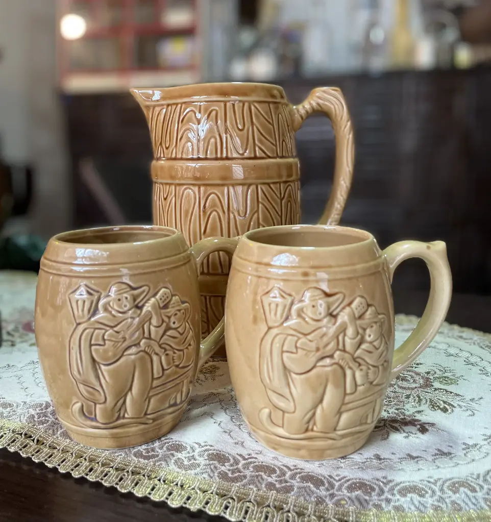 Juego de jarra y dos vasos de cerveza en cerámica