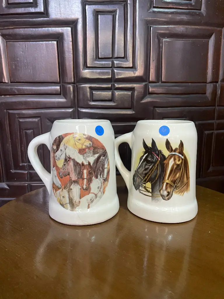 Juego o pareja de vasos de cerveza alusivos a caballo