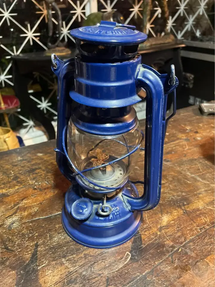 Lámpara de aceite o querosene pequeña azul