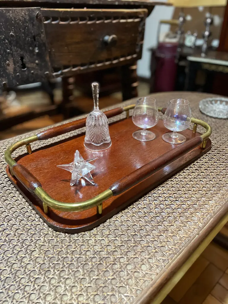 Bandeja de madera y bronce