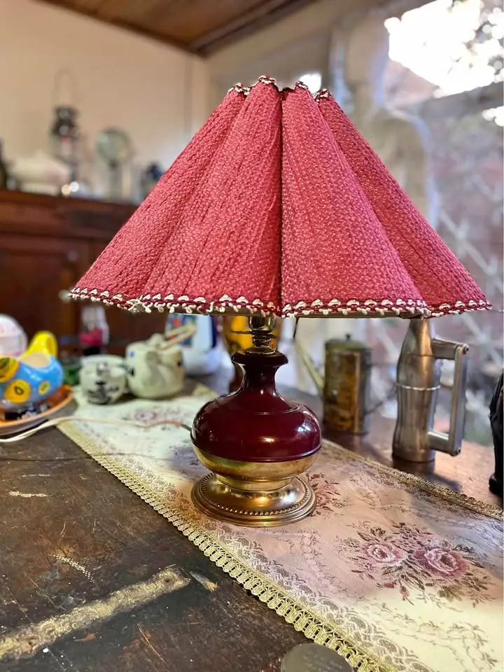 Lámpara roja caperuza lana roja
