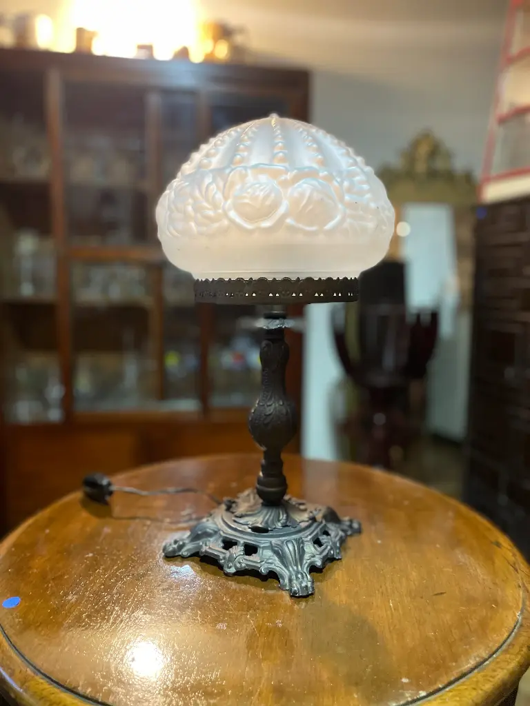 Lámpara de mesa con base en metal estilo Art Nouveau