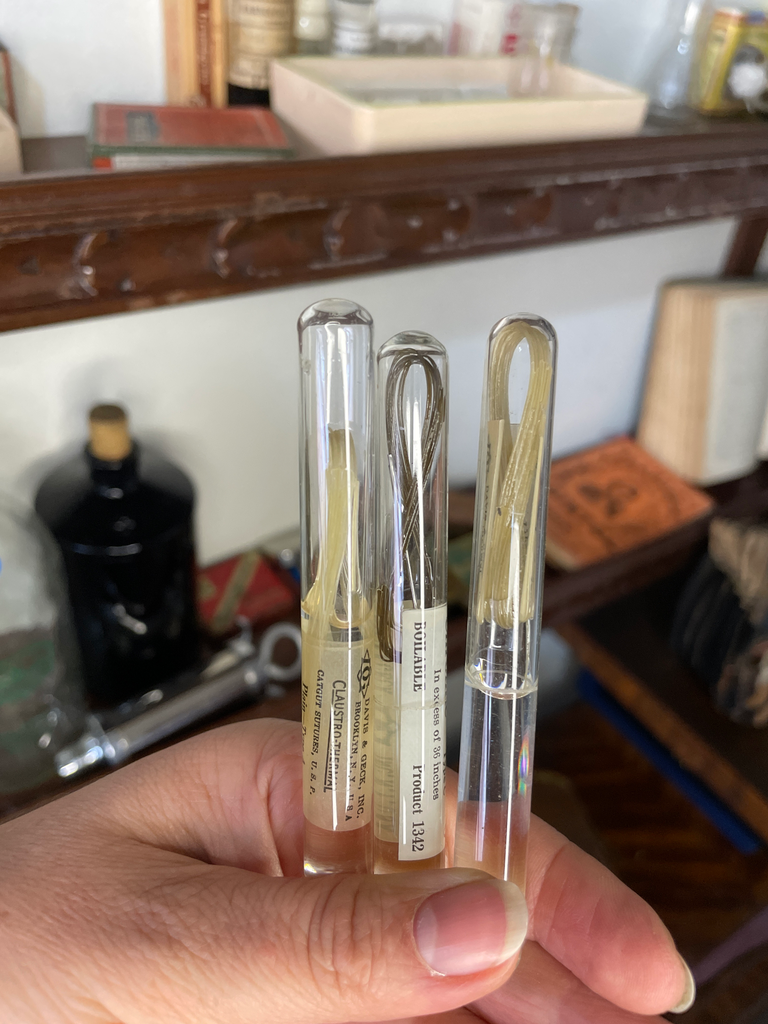 (Vendido) Botellas, ampolletas de colección boticario antiguo - hilo de sutura