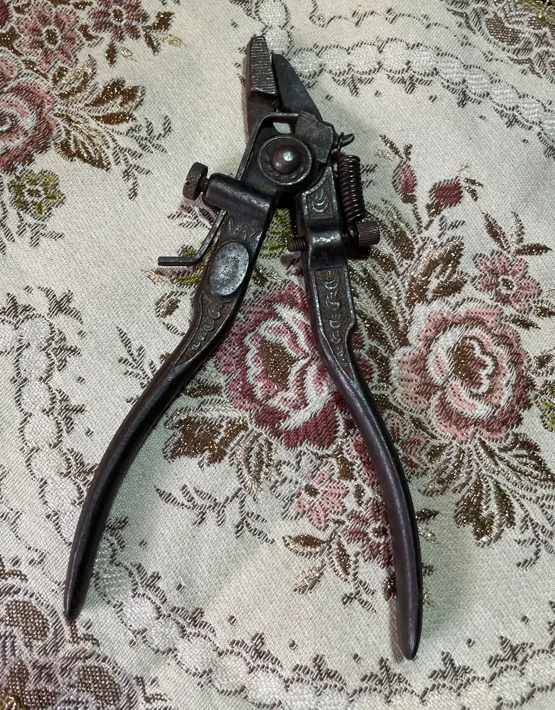 Triscador / trabador de serrucho (Alicates antiguos) decorativo