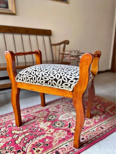 [TES-A-00000000274] (Vendido) Banco o Silla pequeña rombos negros 