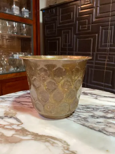 [TES-A-00000000428] Jarrón bajo repujado en bronce