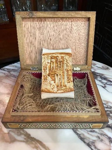 [TES-A-00000000446] Cofre souvenir en madera con la imagen de Petra