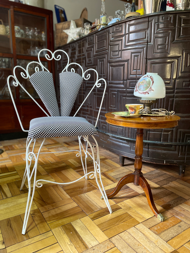 [TES-A-00000000454] Silla metálica blanca con espaldar y sillín