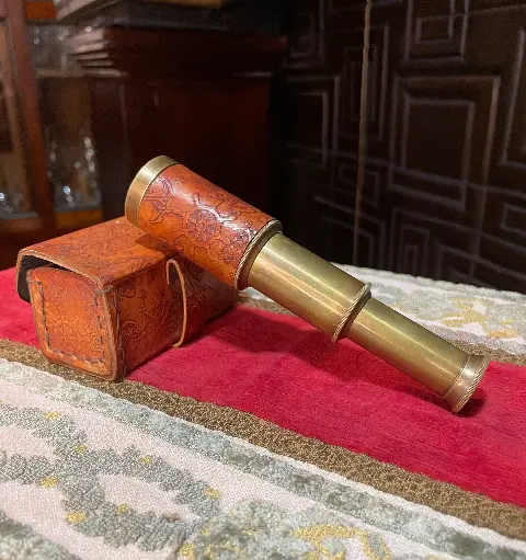 Catalejo pequeño el latón con estuche 