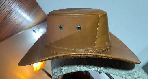 Sombrero café en cuero 