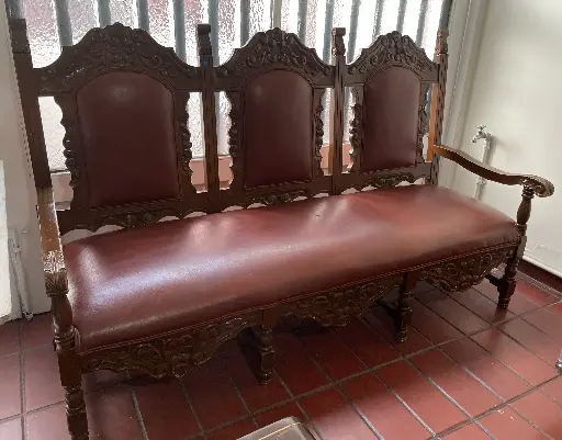Silla de tres puestos en cuerina y madera