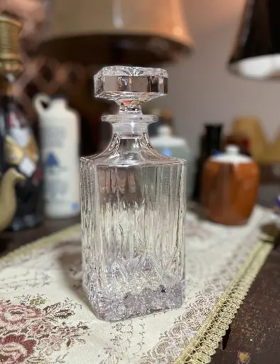 Licorera o whiskera vidrio y tapa en cristal