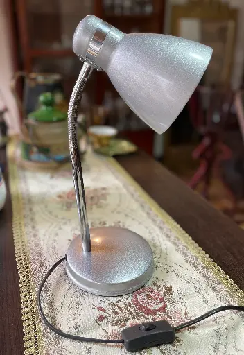 Lámpara de escritorio color gris