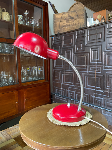 Lámpara de mesa roja cuello flexo 