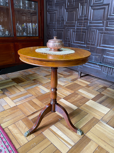 Mesa auxiliar color miel en madera