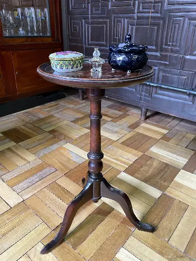 Mesa auxiliar pequeña café oscuro 