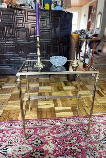 Mesa auxiliar en bronce y vidrio