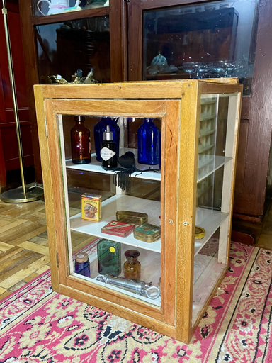 Vitrina o gabinete cuadrado en madera