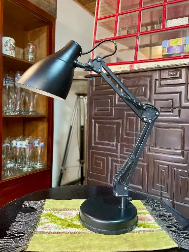 Lámpara metálica color negro escualizable