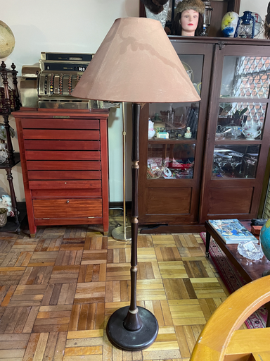 Lámpara de piso en madera con caperuza roja para restaurar