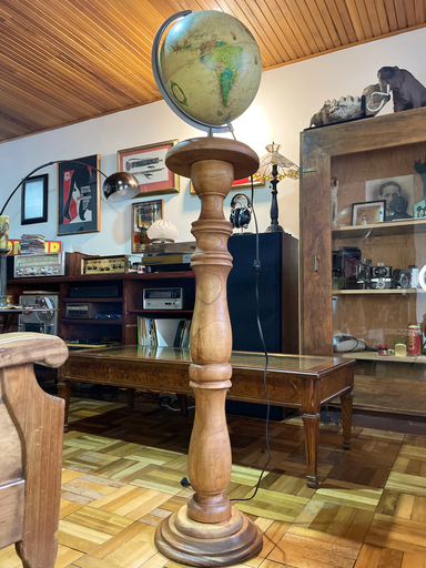 Pedestal en madera macizo 