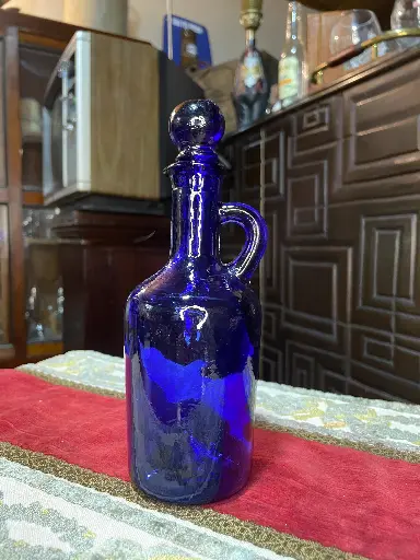 Frasco o botella azul pequeña con tapa y asa