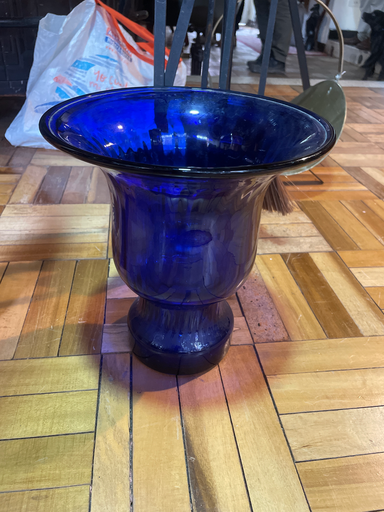 Jarrón o florero en vidrio azul