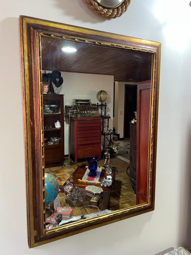 Espejo de pared con marco fino en madera