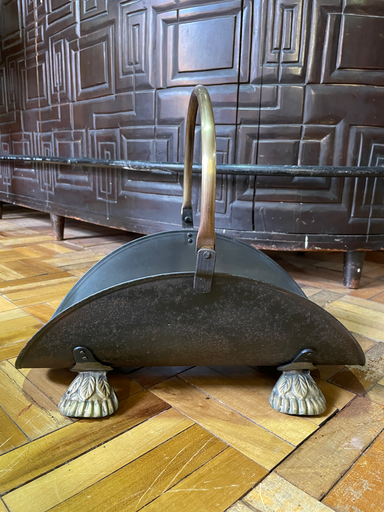 Leñero, soporte y bandeja con patas en bronce 
