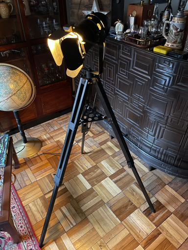 Lámpara de piso trípode y reflector hecha en Tesauro