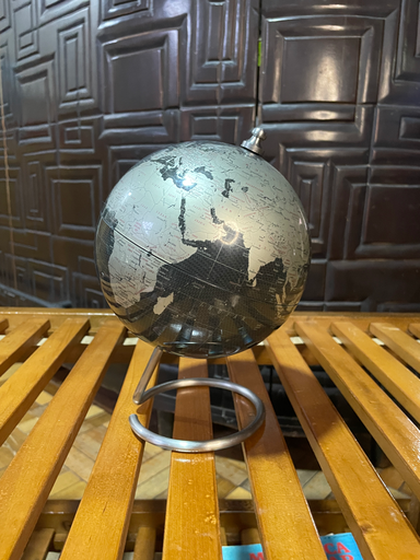 Globo terráqueo pequeño color negro