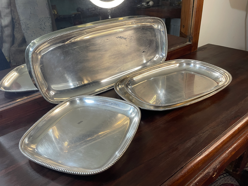 Juego de cuatro bandejas en electroplata 