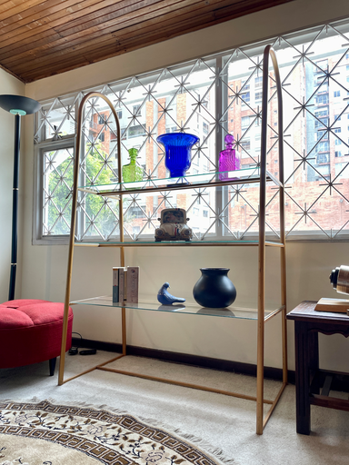 Vitrina metálica grande con tres entrepaños