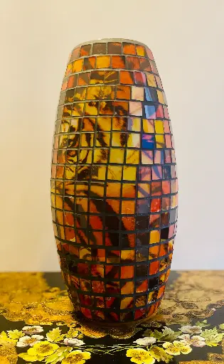 [TES-A-00000000008] Jarrón rojo de vidrio con figura de tigre