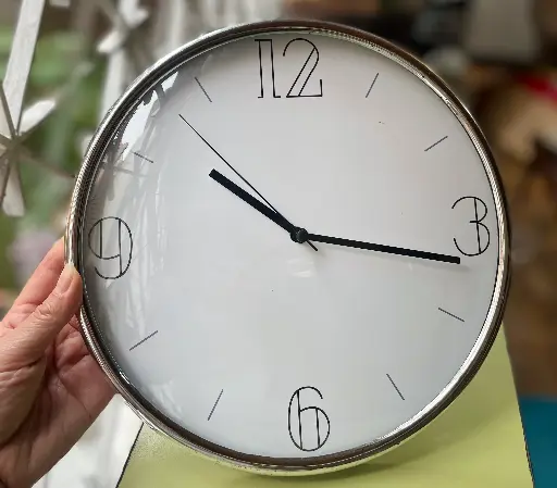 [TES-A-00000000087] Reloj de pared y plateado fondo crema