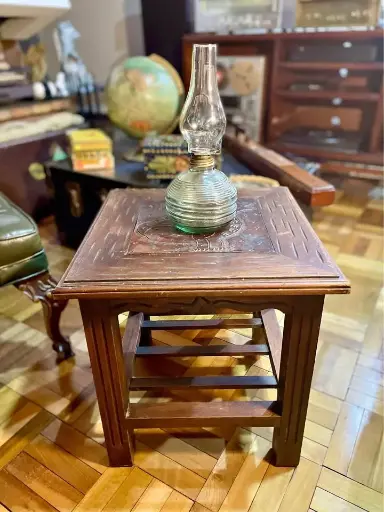 [TES-A-00000000109] Mesa auxiliar en madera y cuero repujado