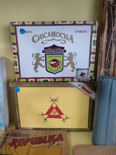 [TES-A-00000000116] Cajas de tabaco de diferentes marcas