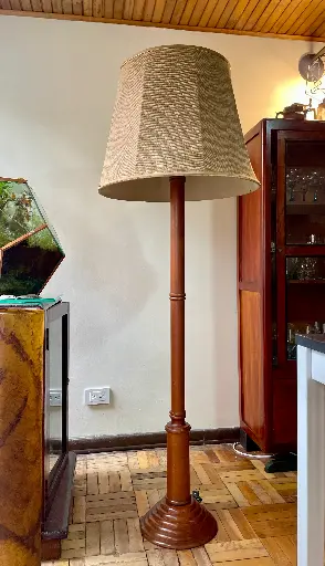 [TES-A-00000000161] Lámpara de piso con base en madera y caperuza en fibra tejida