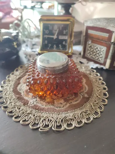 [TES-A-00000000167] Cofre o joyero en vidrio color ámbar y recipiente metálico