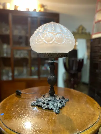 [TES-A-00000000185] Lámpara de mesa con base en metal estilo Art Nouveau