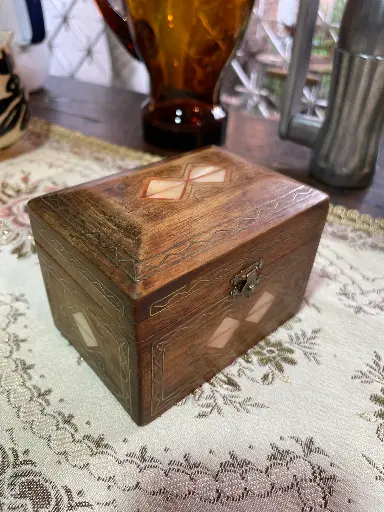 [TES-A-00000000204] (Vendido) Cofre, joyero o caja pequeña en madera con incrustaciones en madre perla y cobre