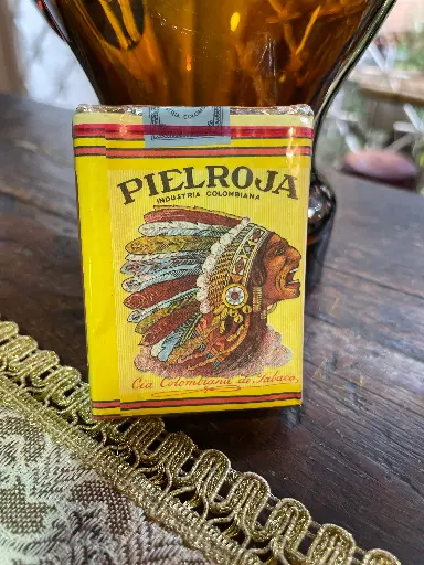 [TES-A-00000000207] Cajetilla cigarrillos pielroja
